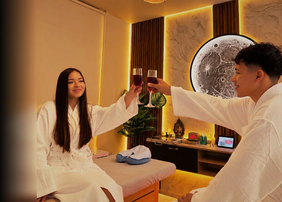 Una pareja brinda con vino en la sala de la luna del SPA Ejecutivo La Perla