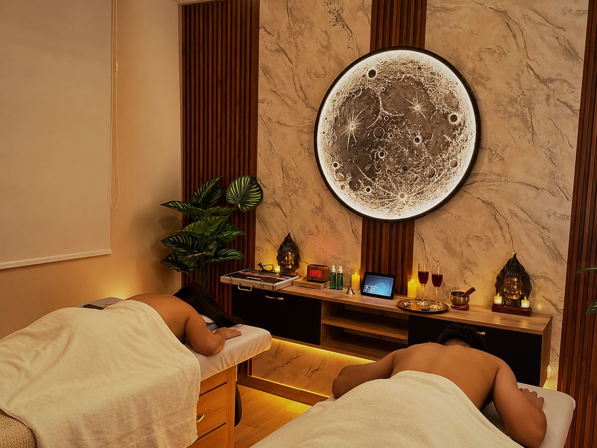 Una pareja descansa en la cabina para parejas, bajo la luna iluminada